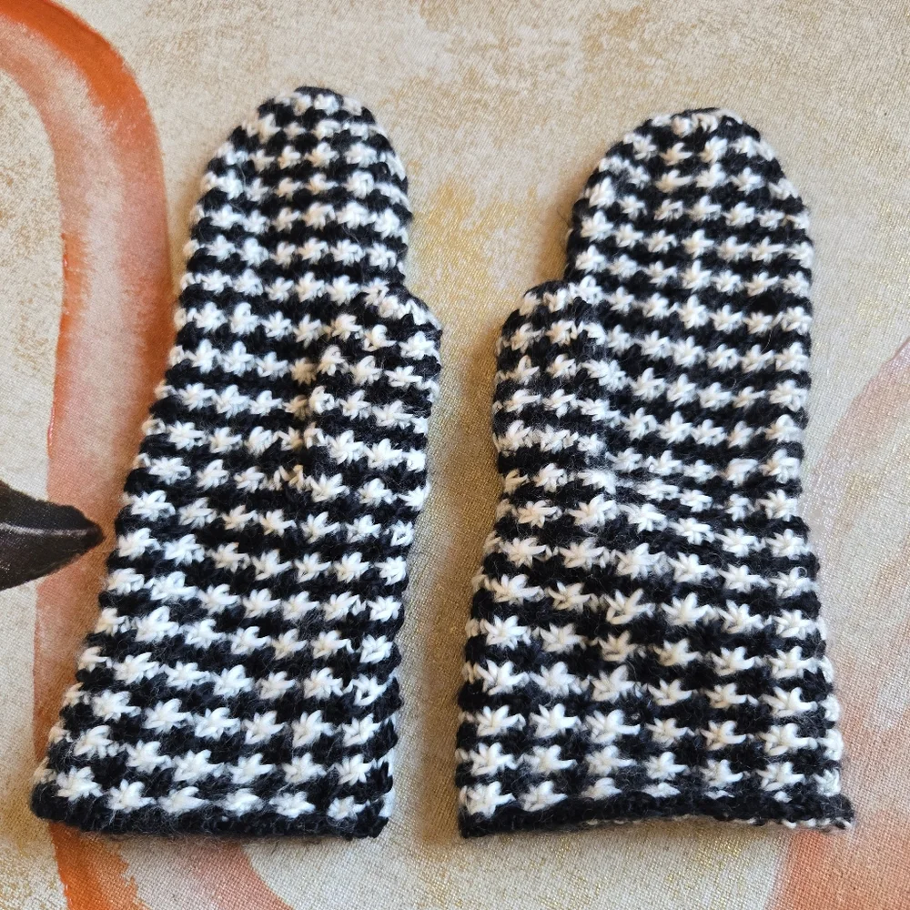 3/$25 Liz Claiborne Winter Knit Mittens Black White One Size